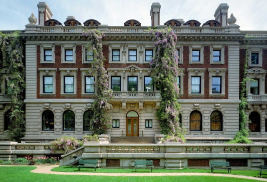 Mansion-with-wisteria-533x364